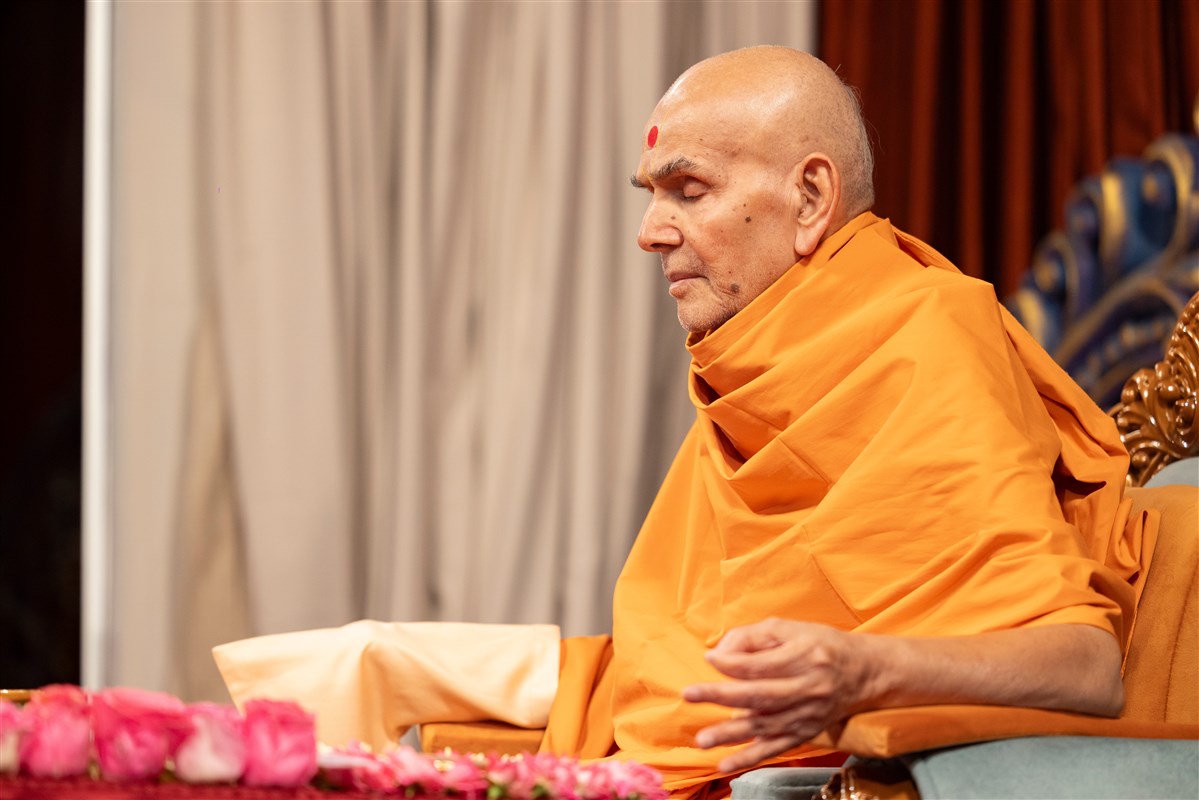 Swamishri is engrossed in chanting the Swaminarayan mantra