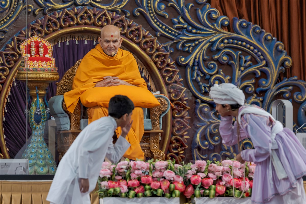 Children serving as emcees request Swamishri's blessings for the assembly