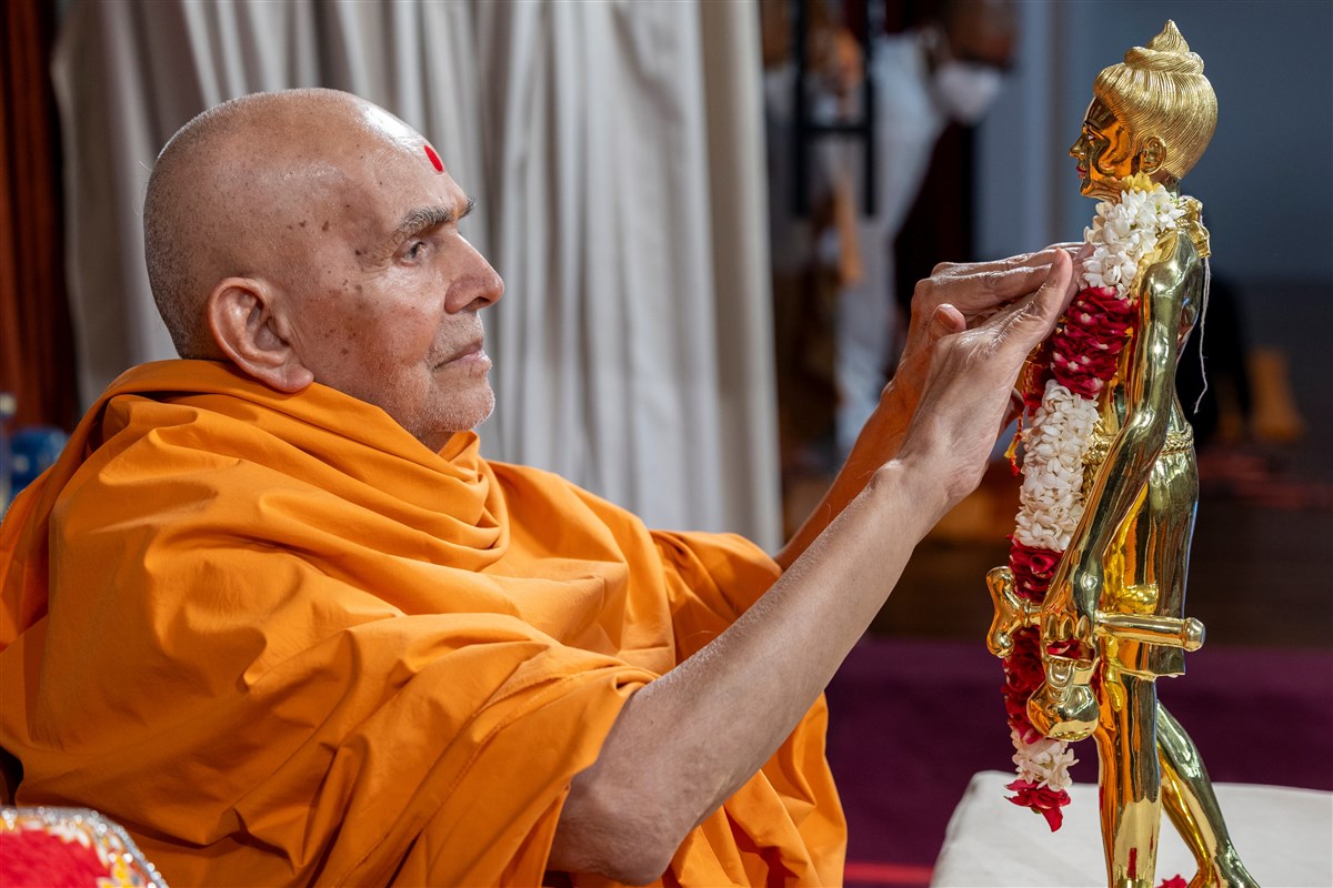 Swamishri performs the murti-pratishtha rituals of Shri Nilkanth Varni for BAPS Shri Swaminarayan Mandir, Indianapolis, IN