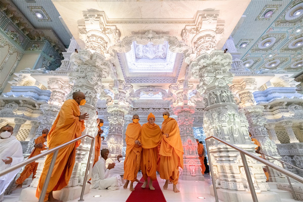 Swamishri on his way to Shri Ghanshyam Maharaj’s darshan