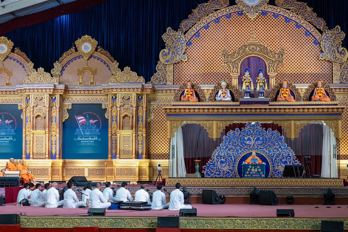 A group of devotees offer kirtan bhakti during Swamishri’s puja