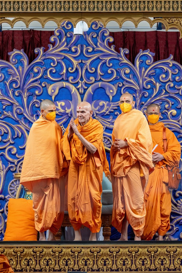 Swamishri greets devotees