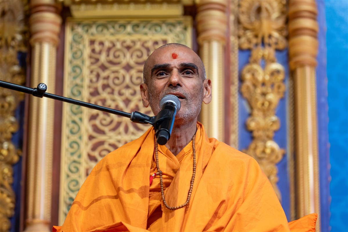 Pujya Anandswarupdas Swami delivers a spiritual discourse during the evening program