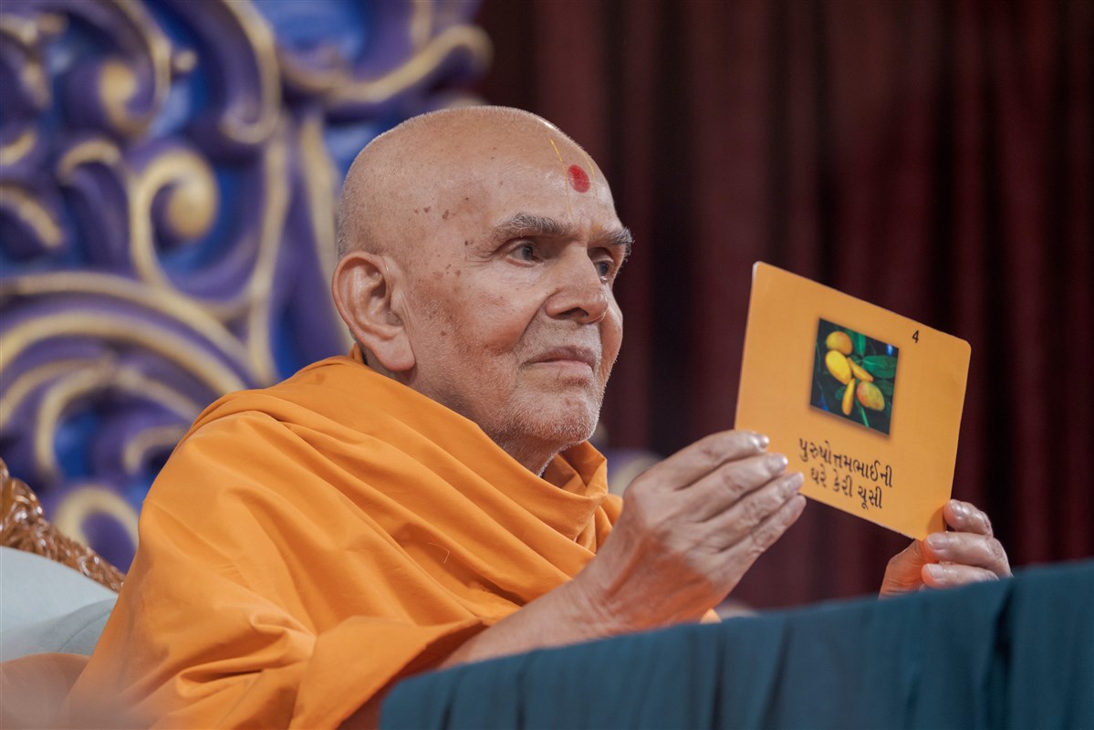 Swamishri interacts during the cultural program