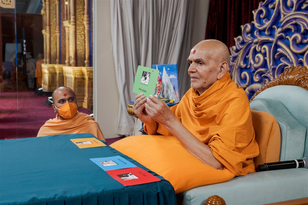 Swamishri plays a trivia game during the cultural program