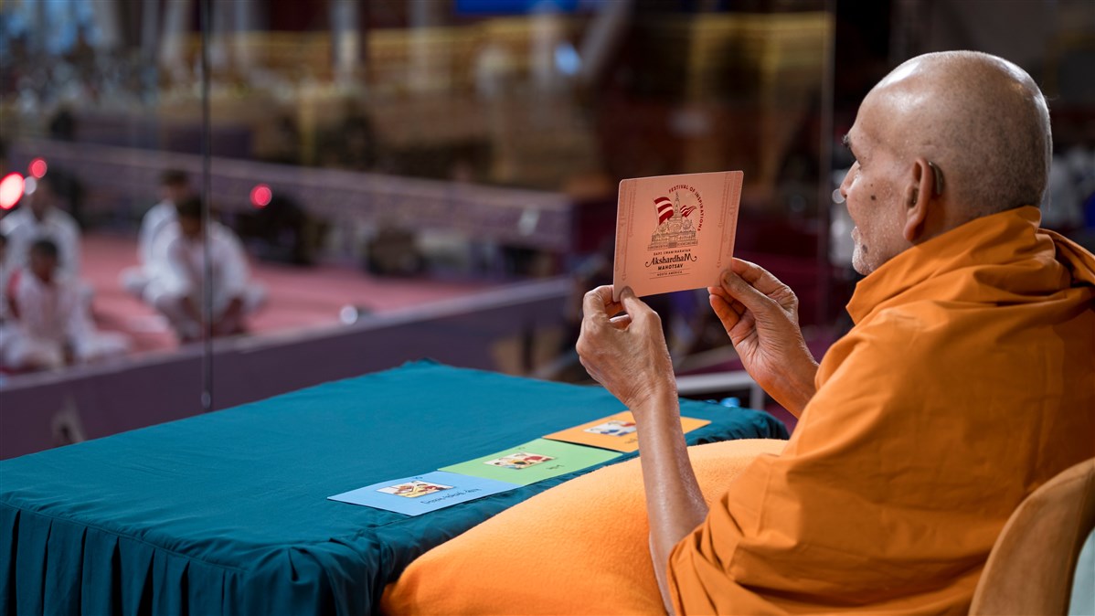 Swamishri plays a trivia game during the cultural program