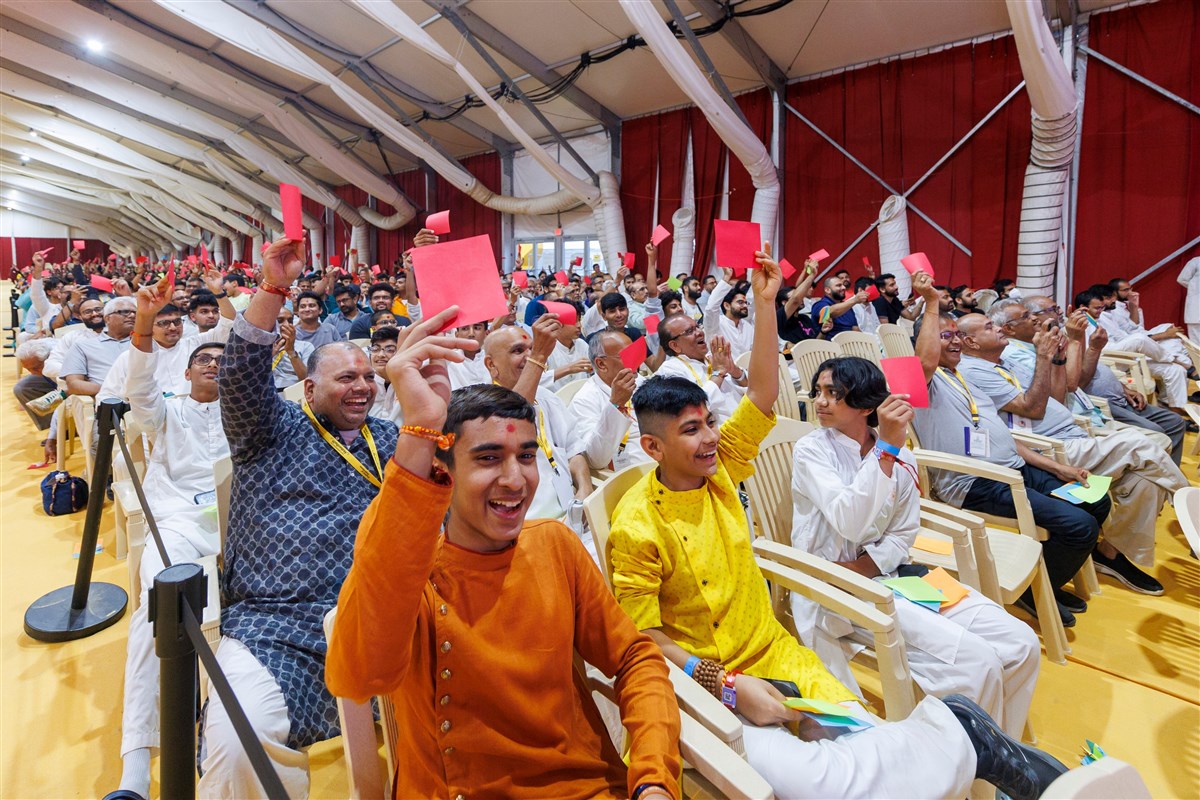 Devotees participate in a trivia game with Swamishri during the cultural program
