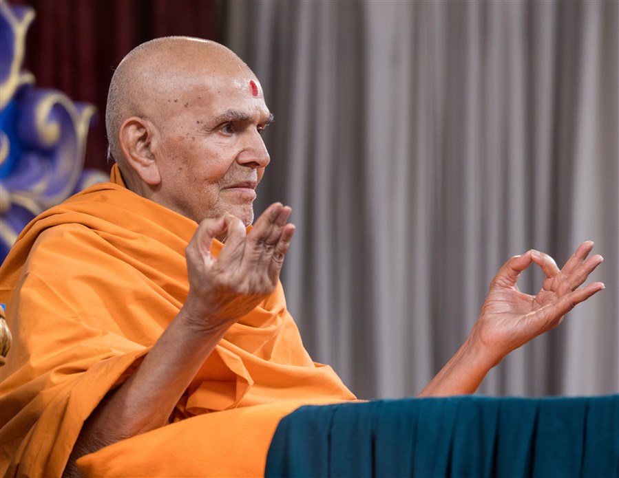 Swamishri demonstrates a meditational mudra