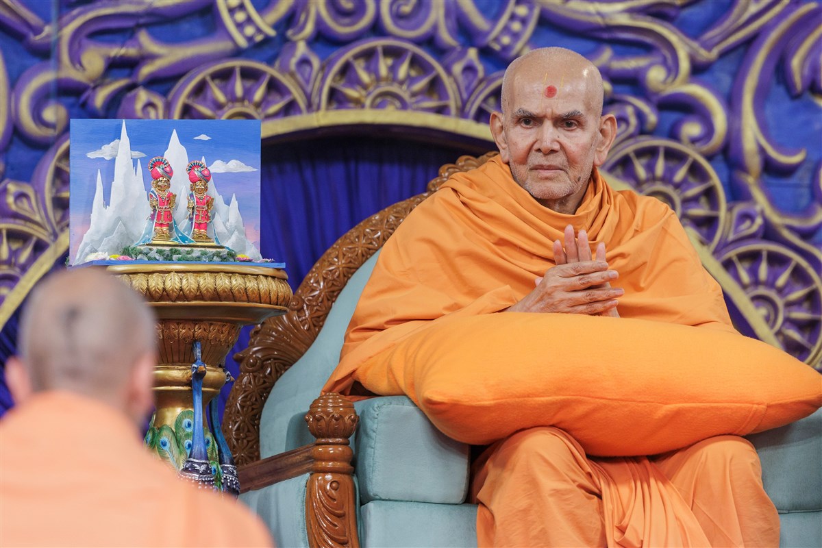 Swamishri participates in an interactive session