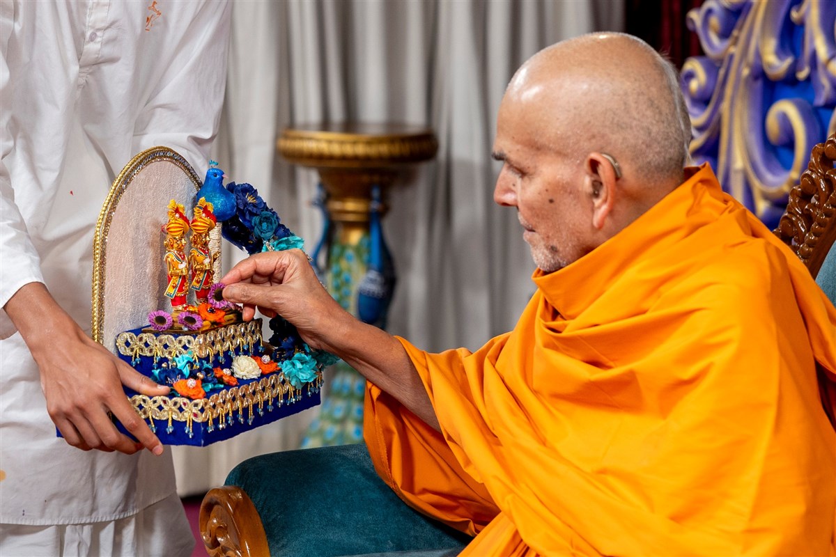 Swamishri offers flowers to Shri Harikrishna Maharaj and Shri Gunatitanand Swami Maharaj