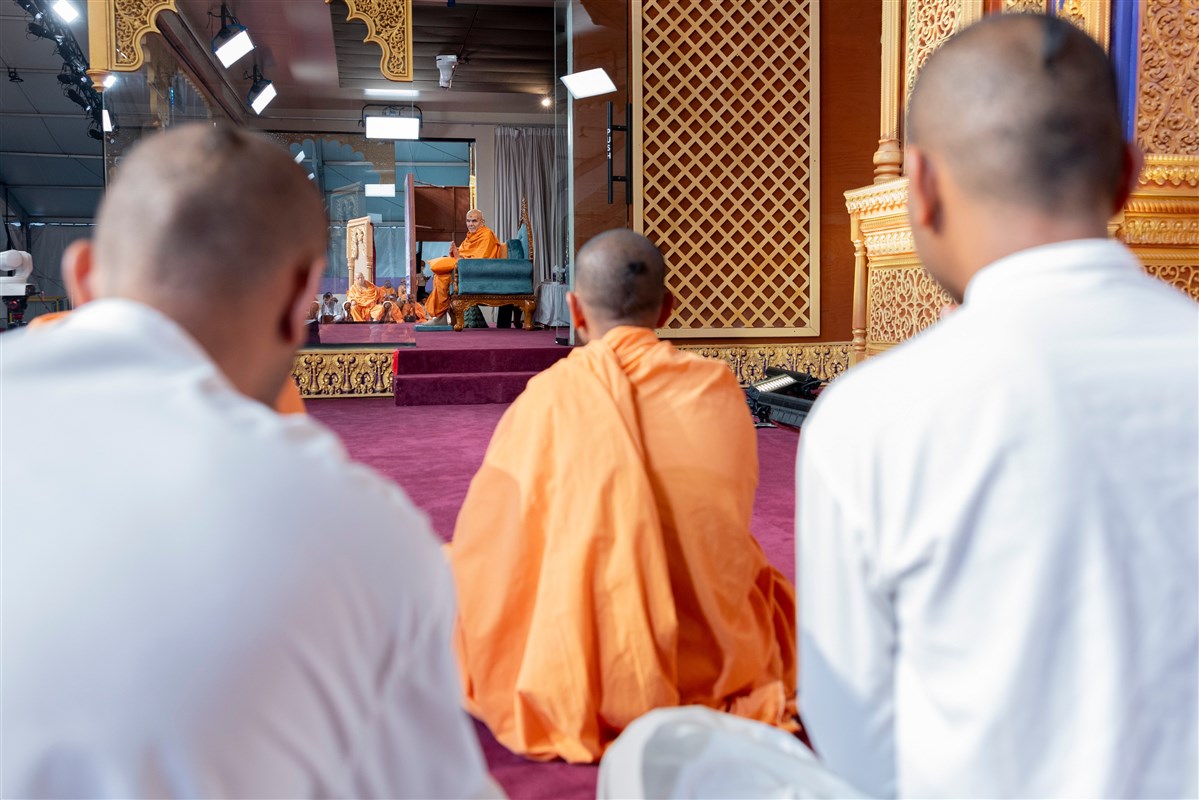 Swamishri greets swamis and sadhaks