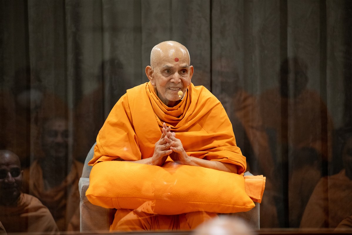 Swamishri in a jovial mood during the afternoon assembly