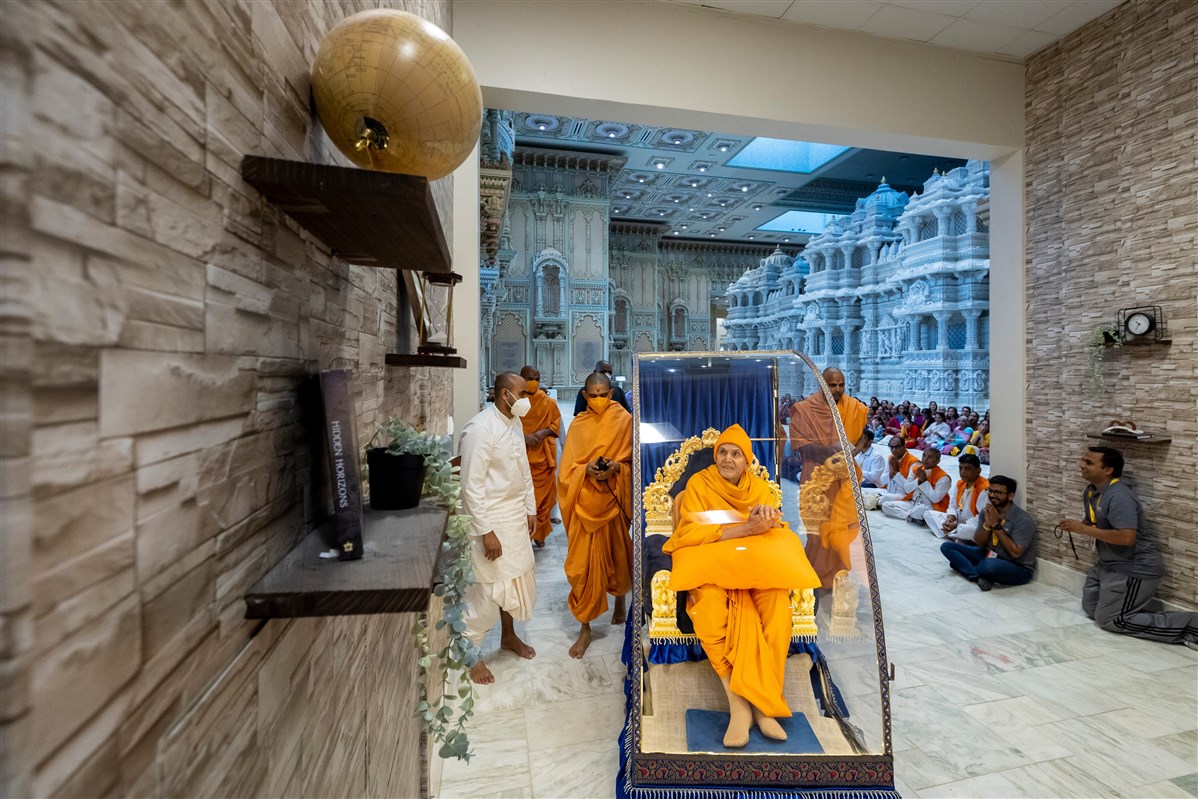 Swamishri observes the presentation in the Pramukh Mandapam