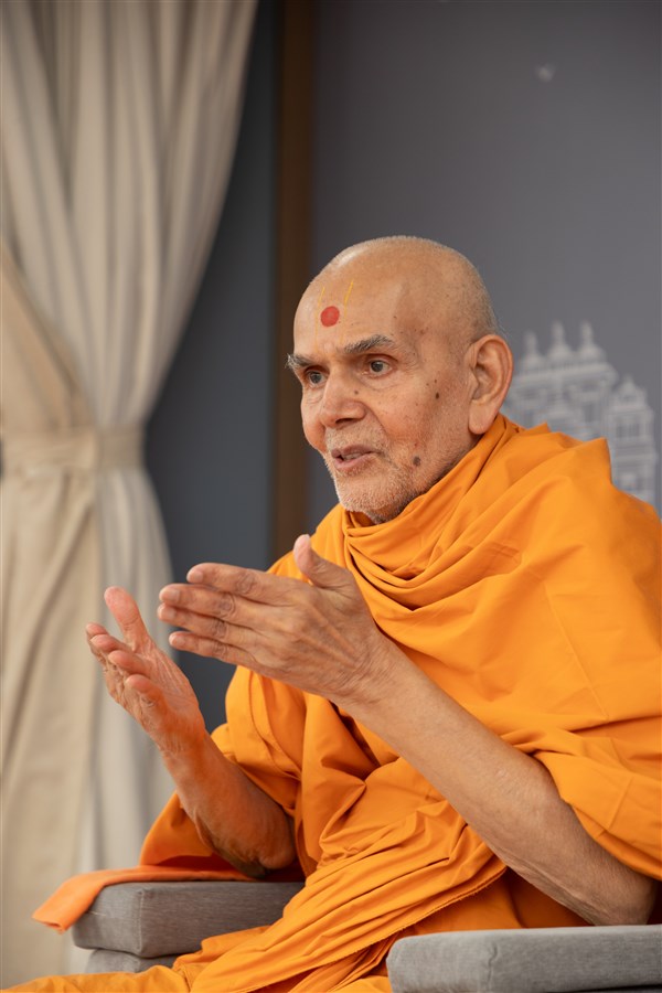 Swamishri addresses the afternoon assembly