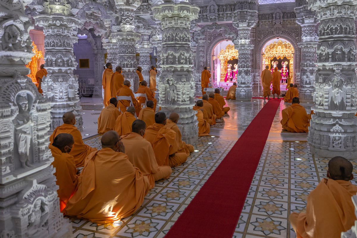 Swamis join Swamishri in the morning arti