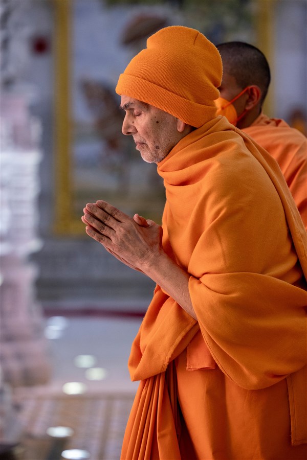Swamishri deeply absorbed in darshan
