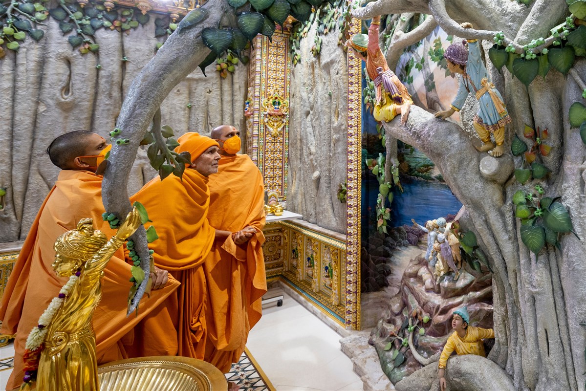 While circumambulating, Swamishri gazes upon the portrayal of Ghanshyam Maharaj with his childhood friends