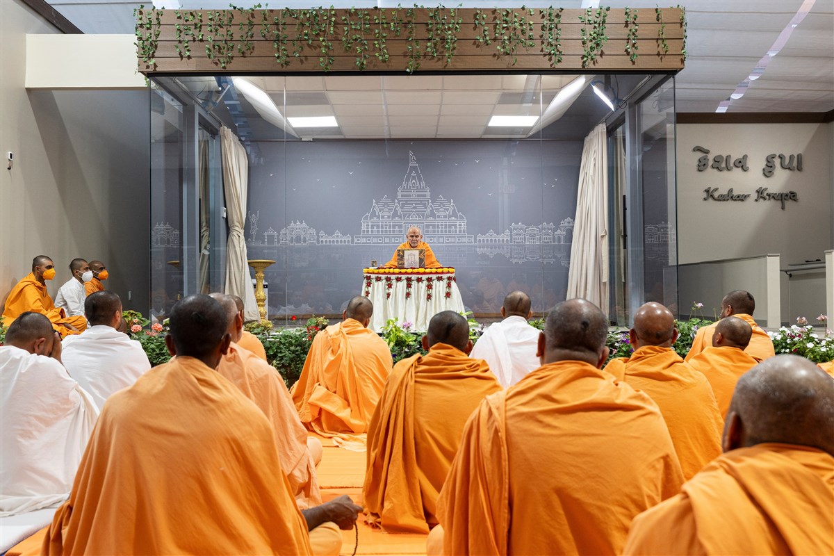 Swamis participate in Swamishri's puja