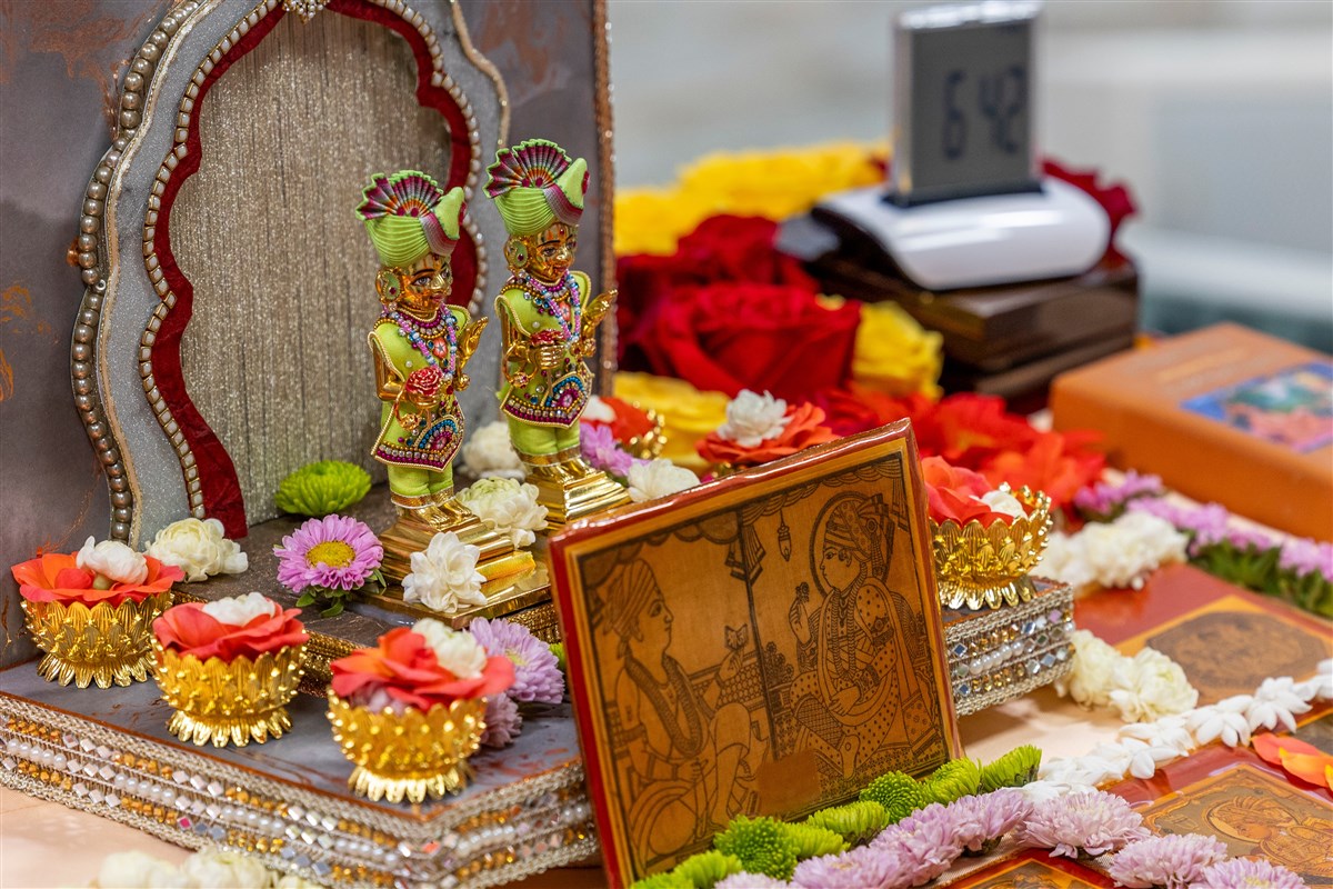 Shri Harikrishna Maharaj and Shri Gunatitanand Swami Maharaj in Swamishri's puja