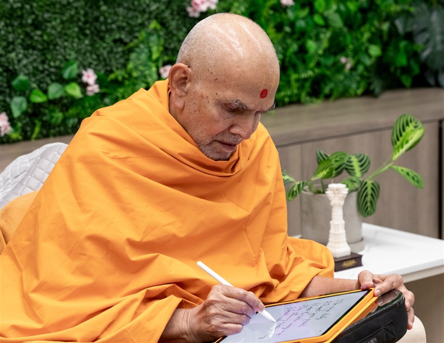 Swamishri writes a message for youths