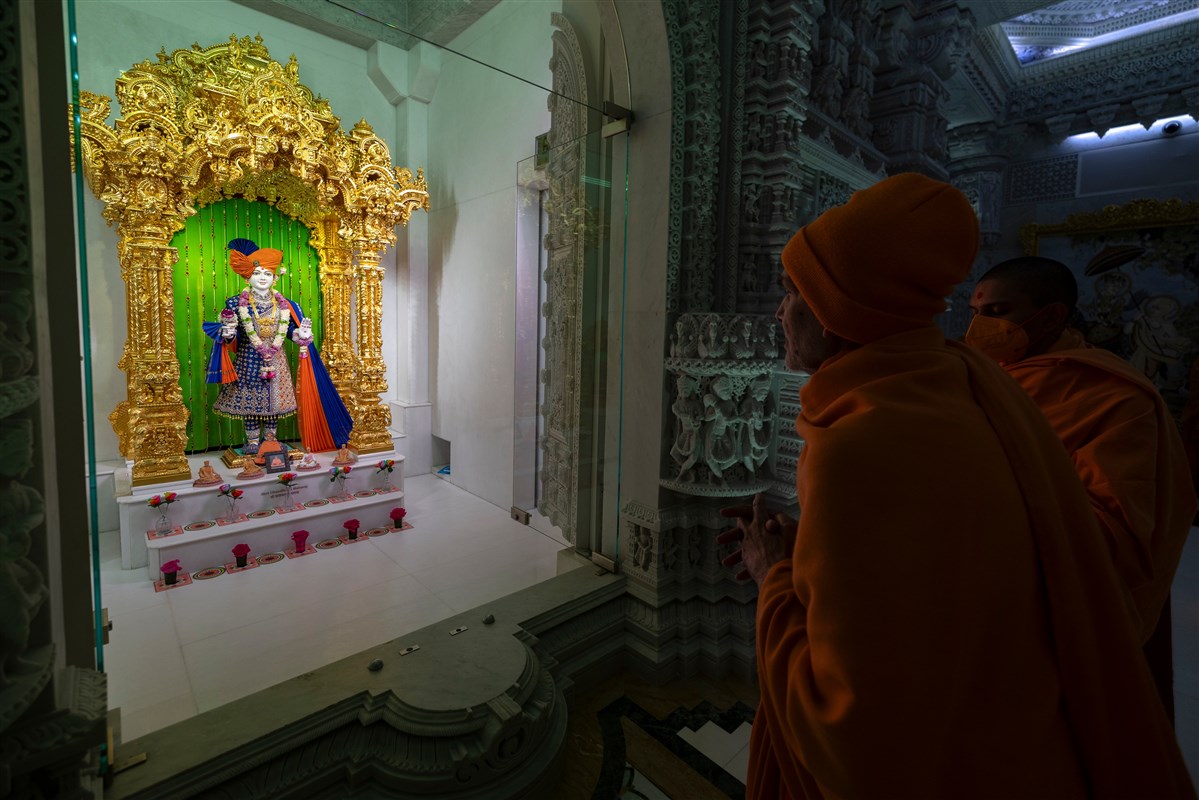 Swamishri engrossed in darshan