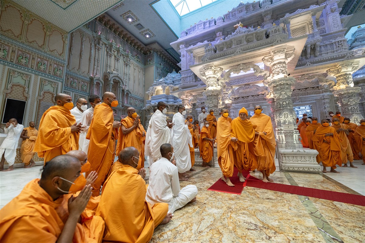 Swamishri glances at swamis