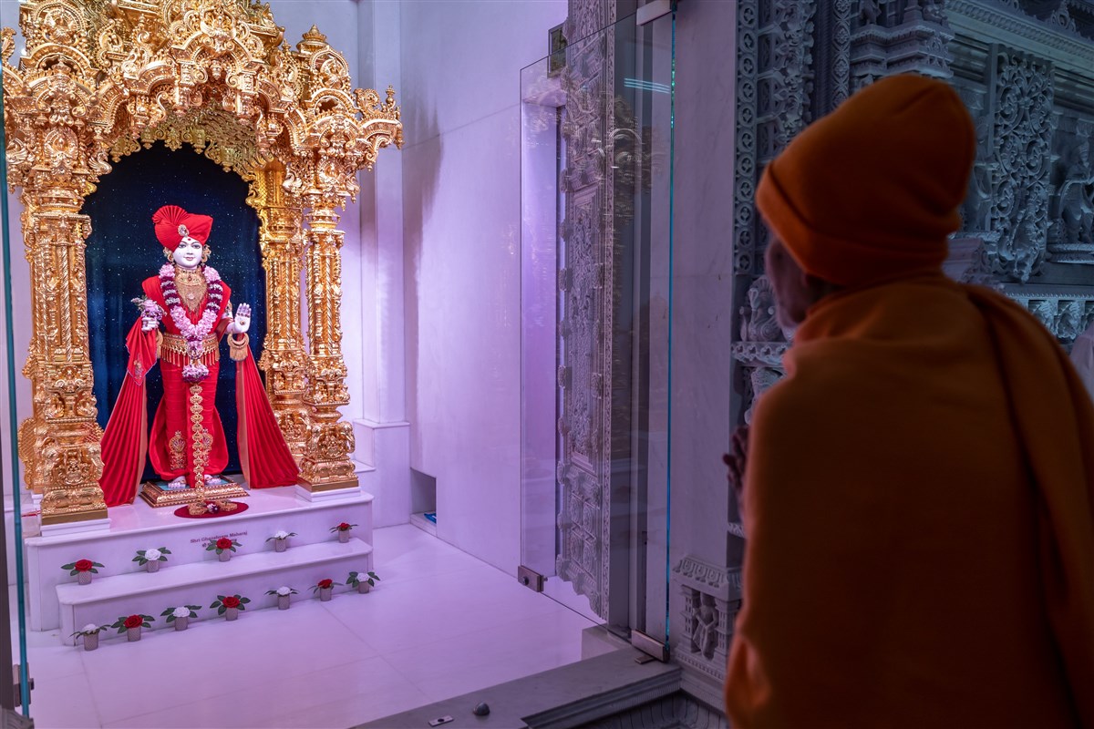 Swamishri engrossed in the darshan of Shri Ghanshyam Maharaj