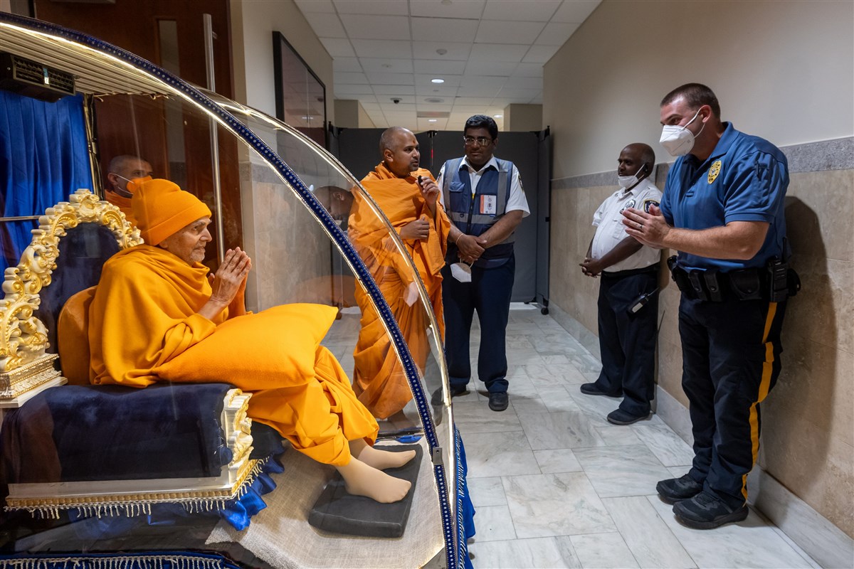 Swamishri meets a local police officer