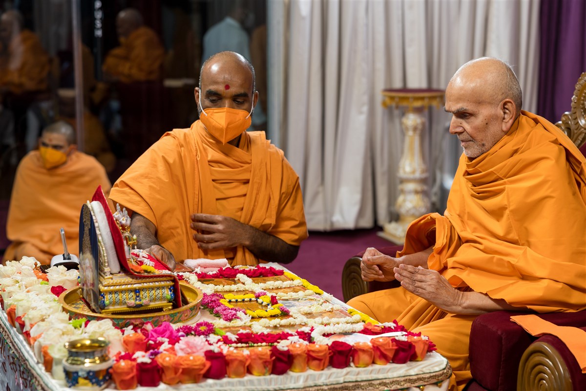 Swamishri requests adjusting the murti for a better darshan
