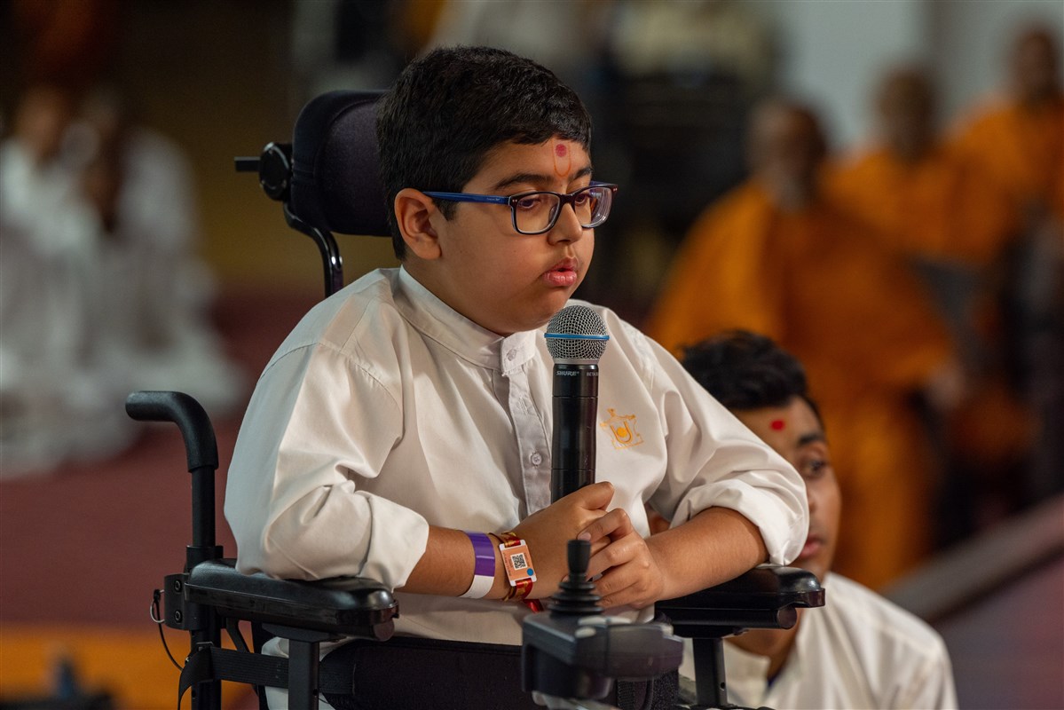 A child presents in Swamishri's puja