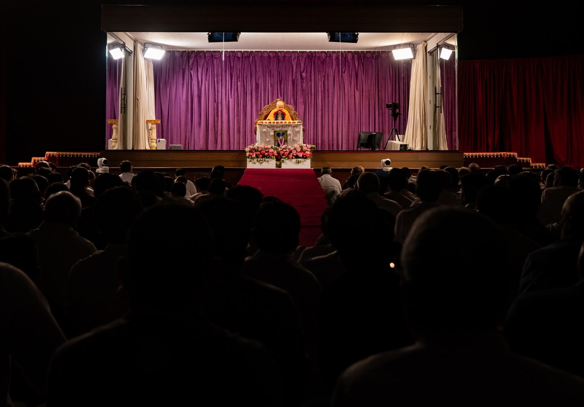 Devotees engrossed in Swamishri's puja