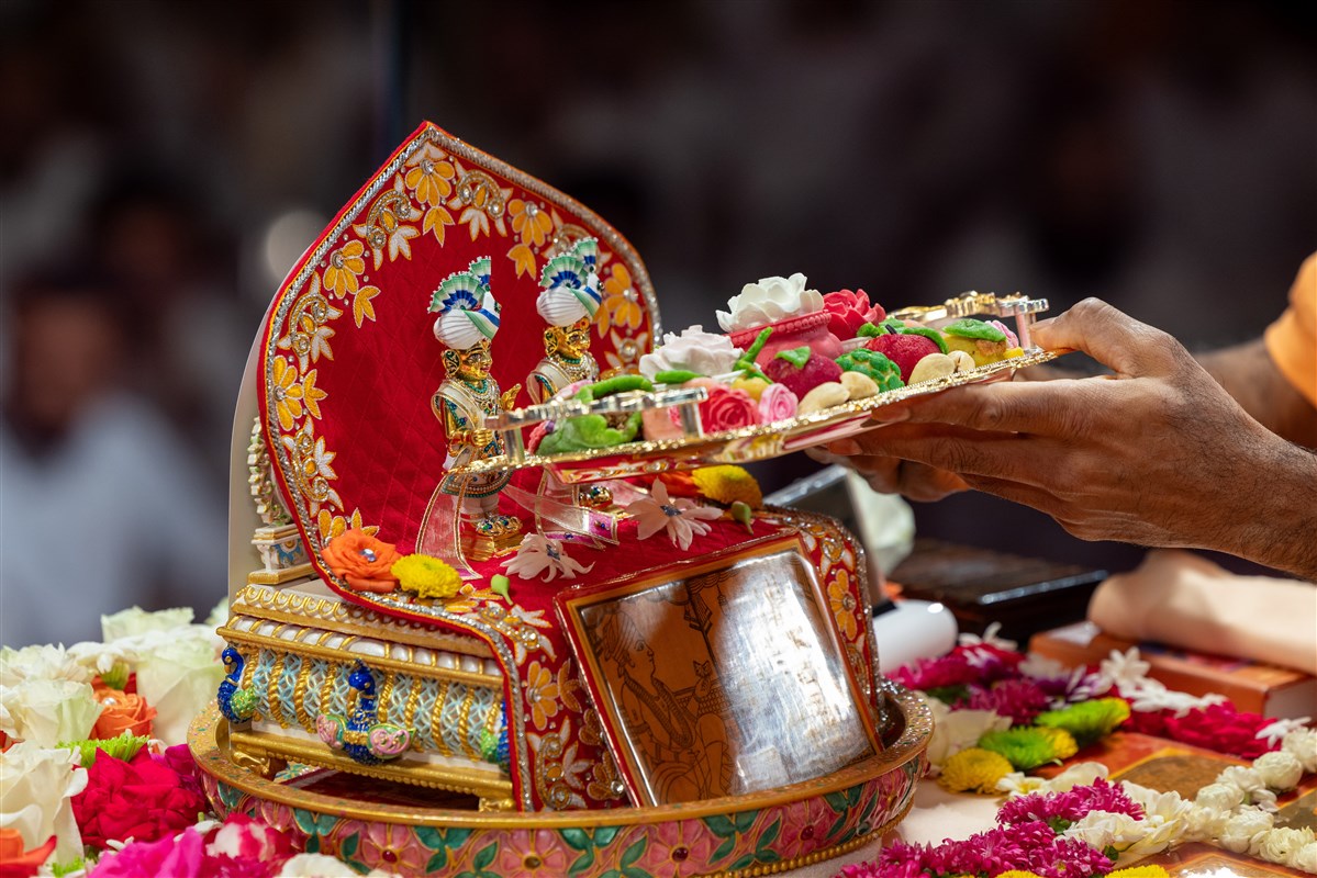 The offering of thal to Shri Harikrishna Maharaj and Shri Gunatitanand Swami Maharaj