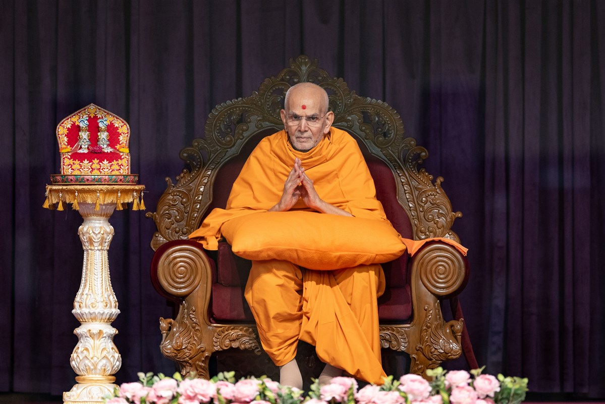 Swamishri greets with folded hands