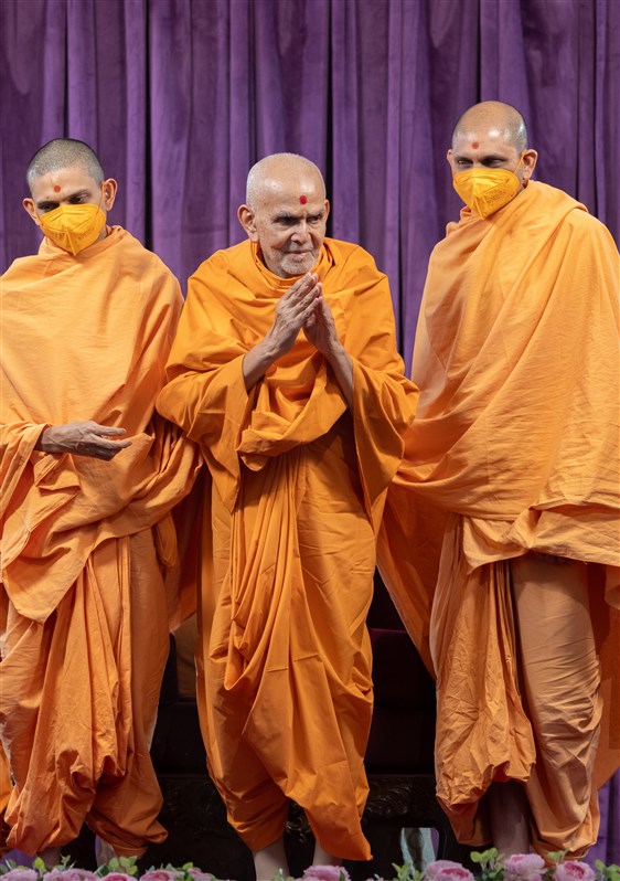 Swamishri departs from the assembly with folded hands