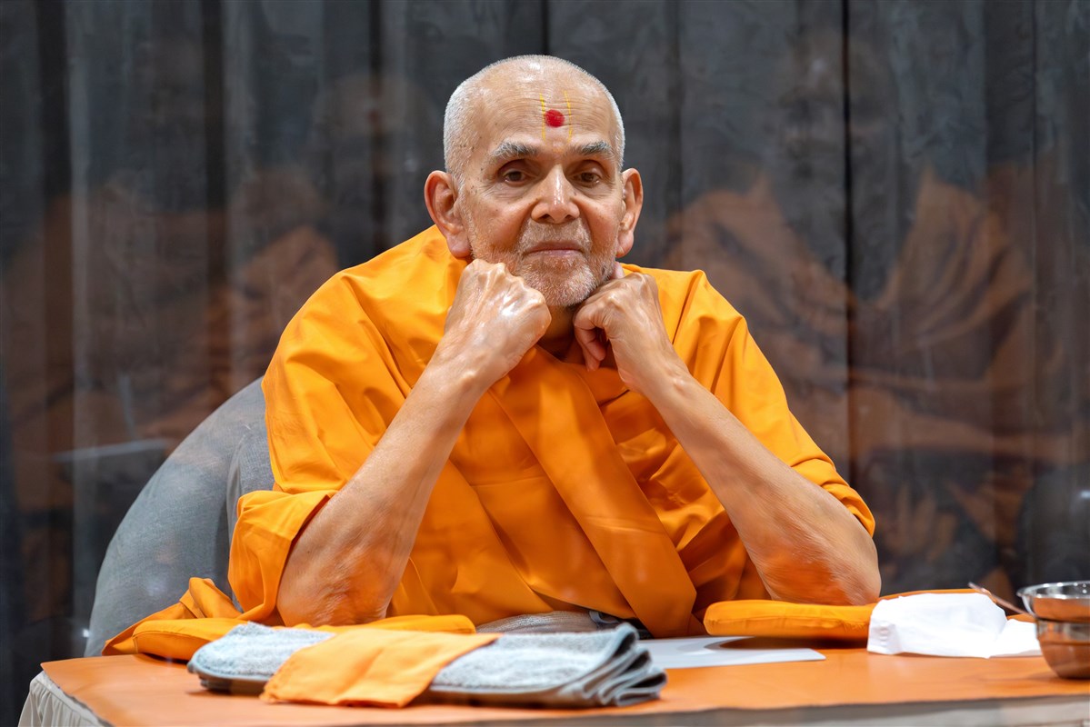 Swamishri listens attentively during the afternoon assembly