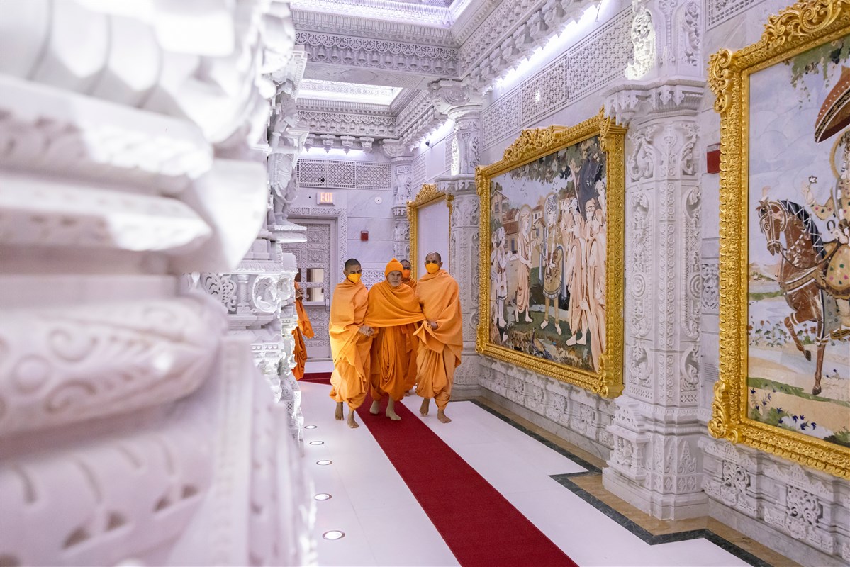  Param Pujya Mahant Swami Maharaj arrives for darshan