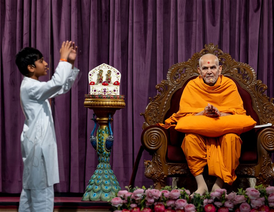 A child asks Swamishri to bestow blessings upon the assembly