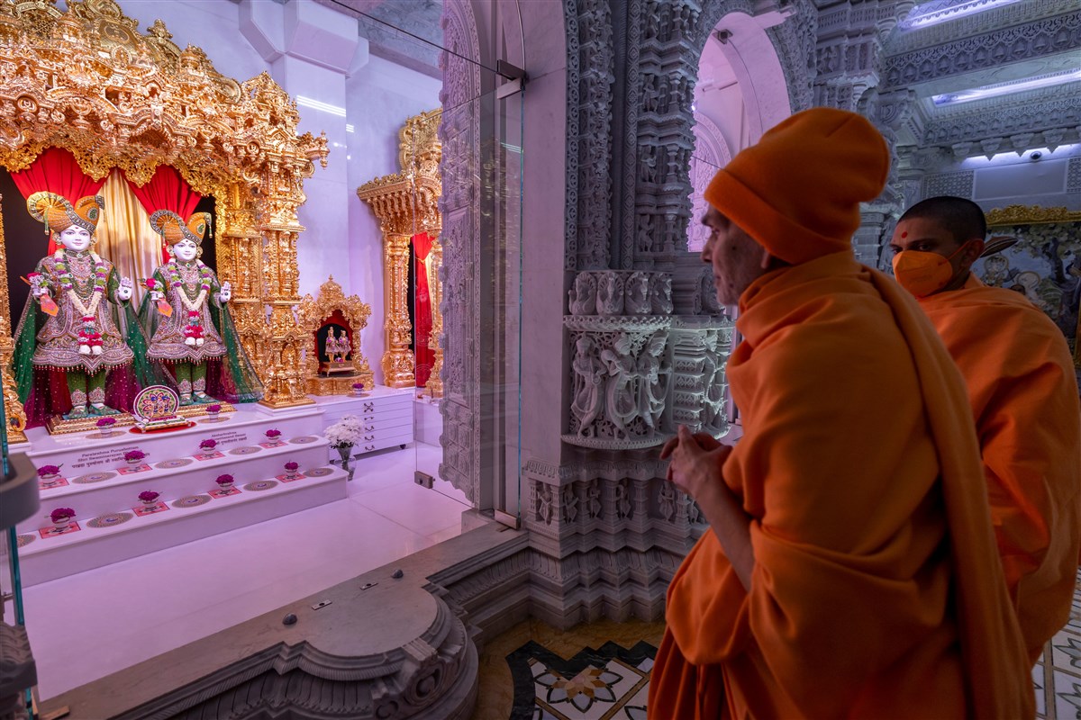 Swamishri engrossed in the darshan of Shri Akshar Purushotam Maharaj