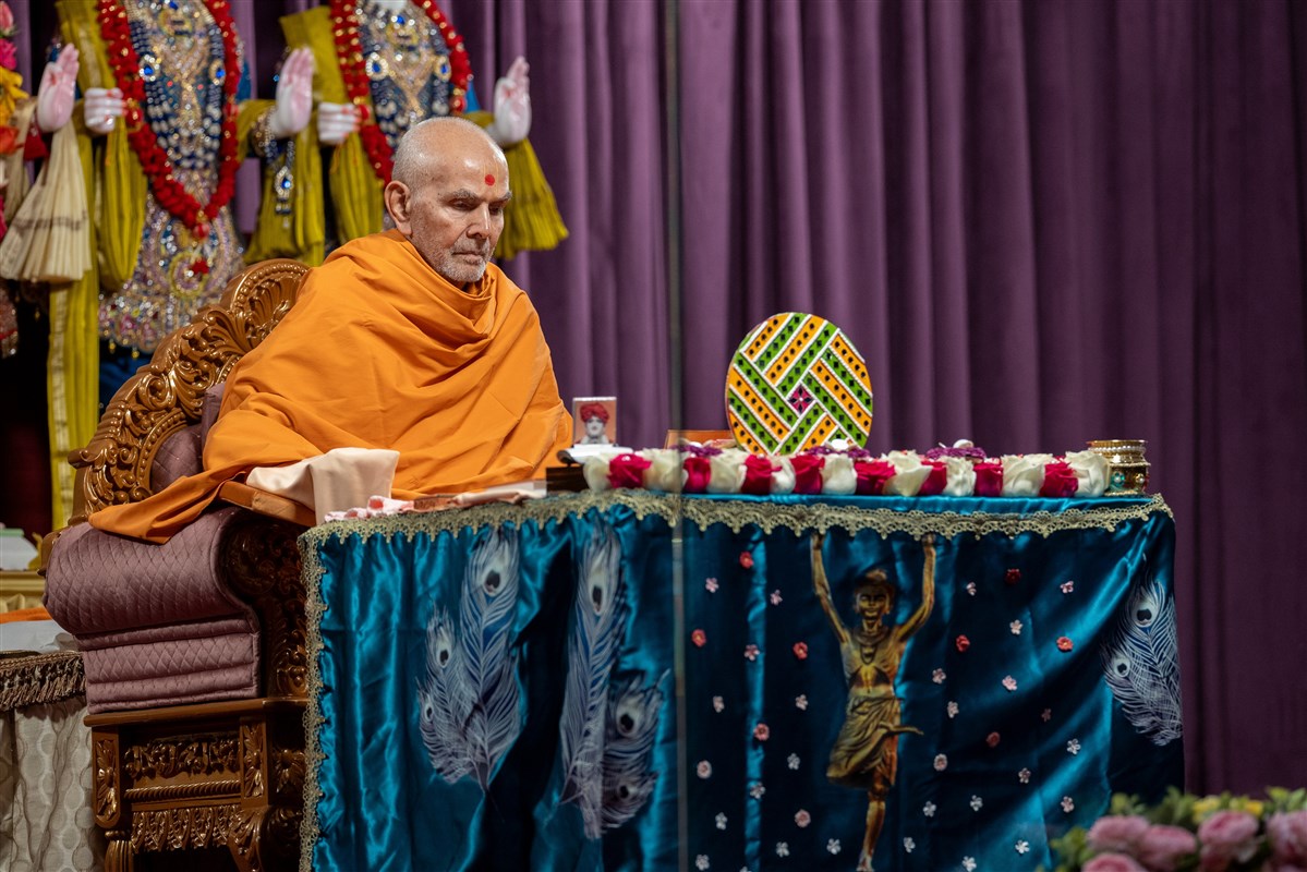 Swamishri turns the mala during the puja