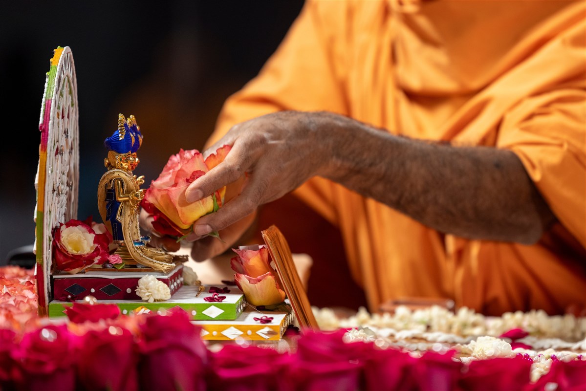 Swamishri offers flowers to Shri Harikrishna Maharaj and Shri Gunatitanand Swami Maharaj