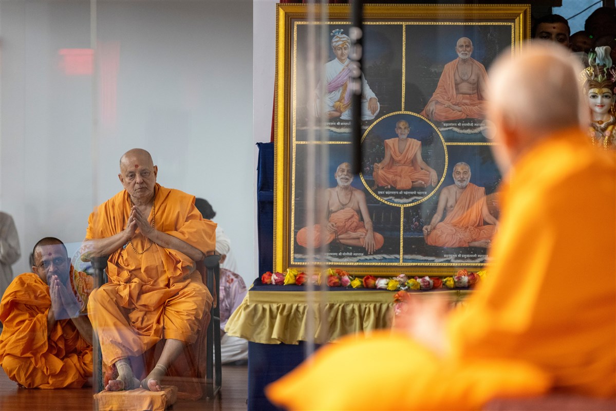 Sadguru Ishwarcharandas Swami engrossed in the darshan of Swamishri