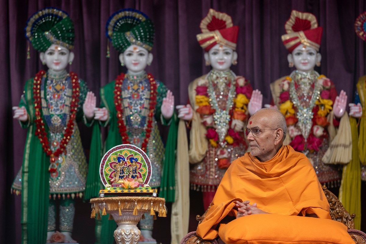 Swamishri turns to greet every devotee present, even those seated in the far corners