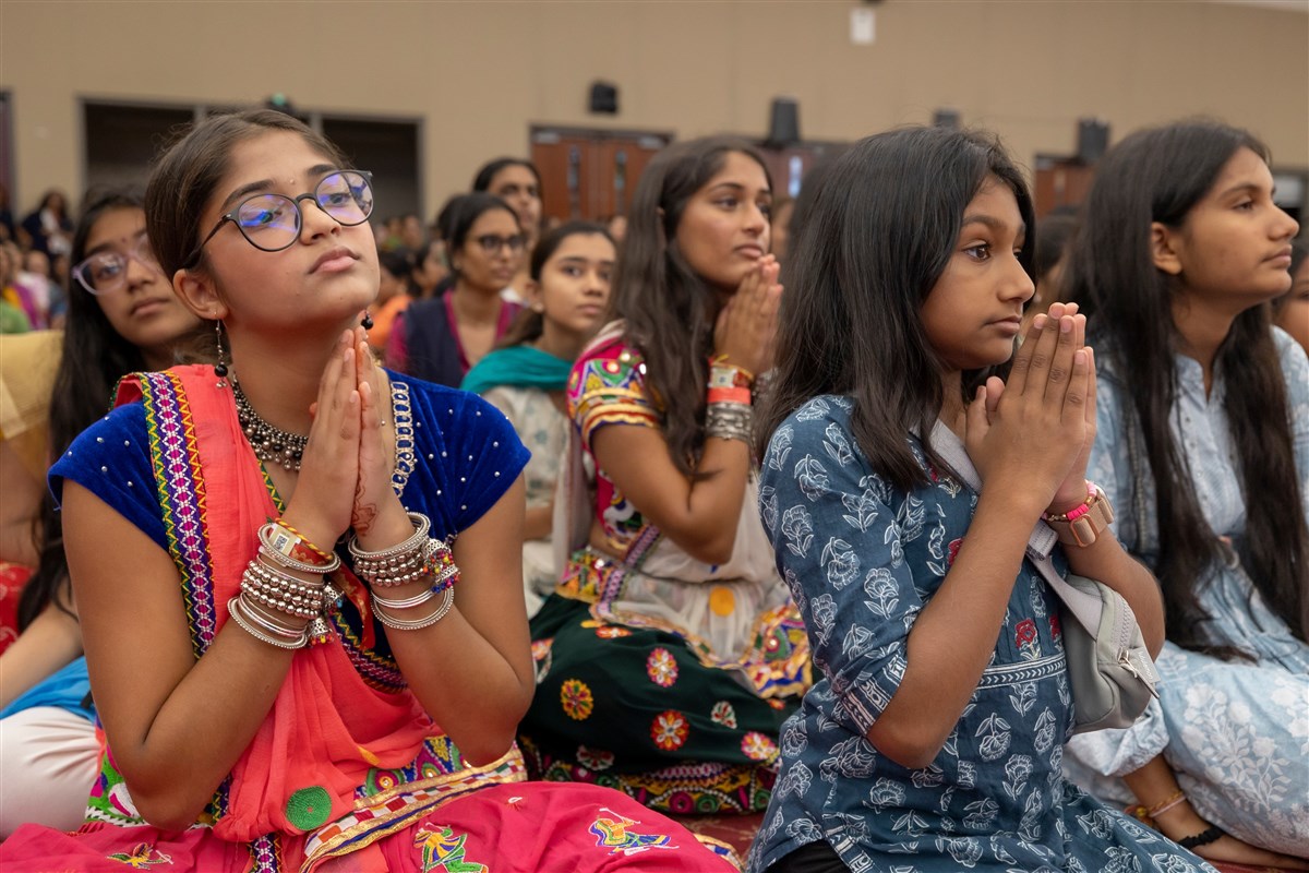 Children engrossed in the darshan of Swamishri