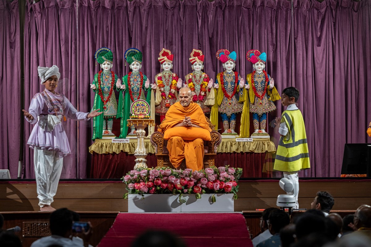 Children present a short skit asking Swamishri to bestow blessings upon the assembly