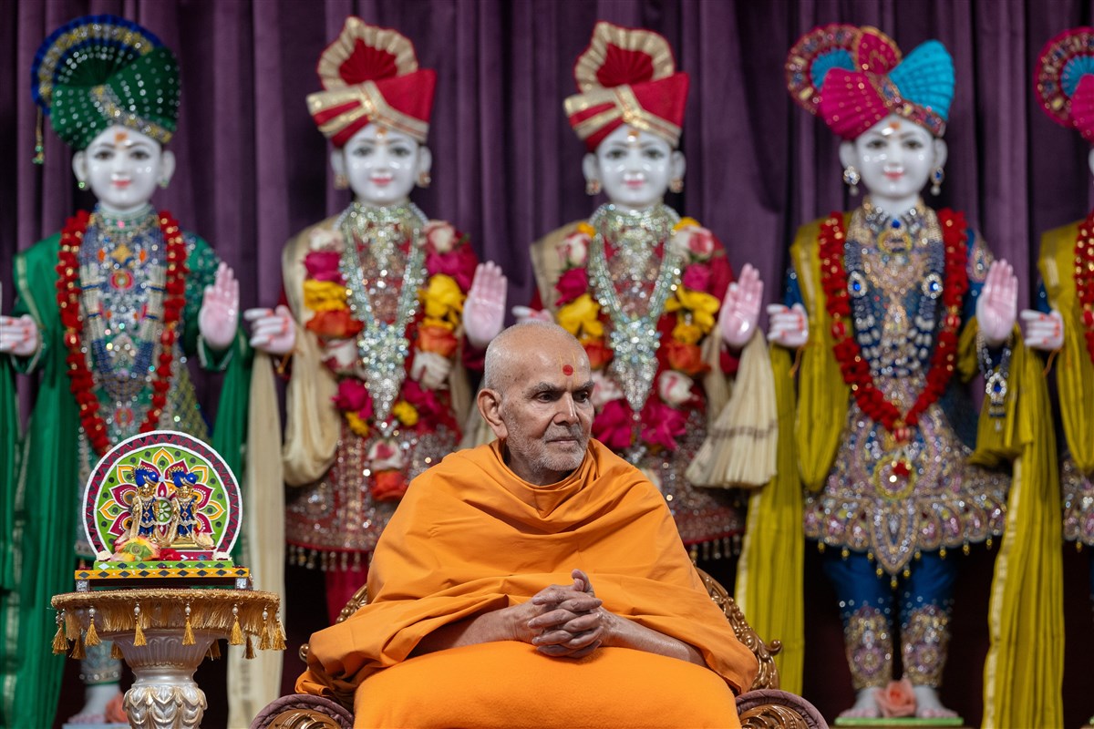 Swamishri looks at devotees present for the murti-pratishtha