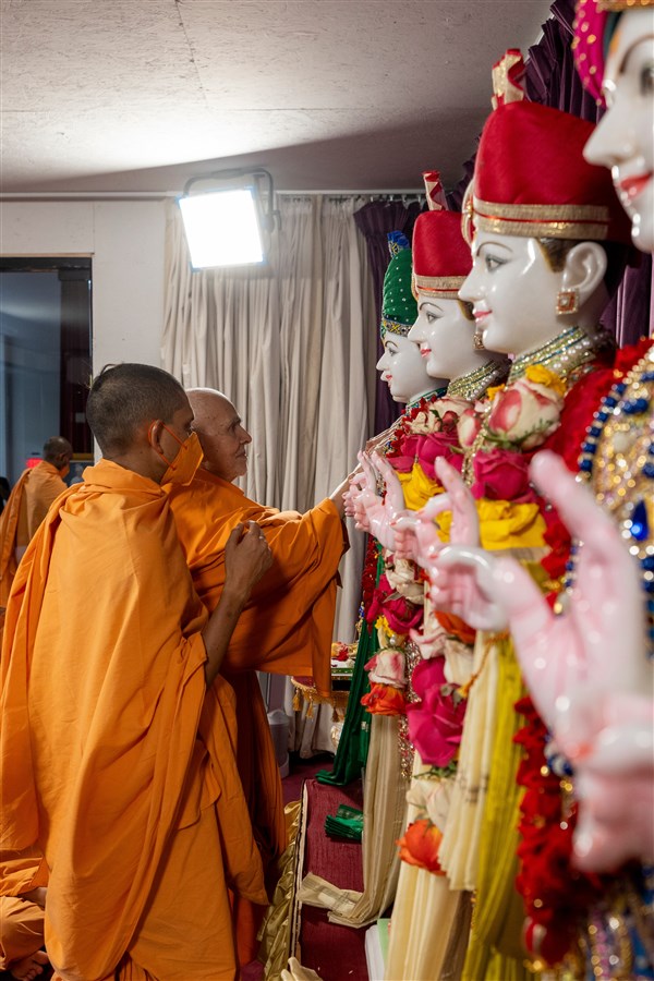 Swamishri performs the murti-pratishtha