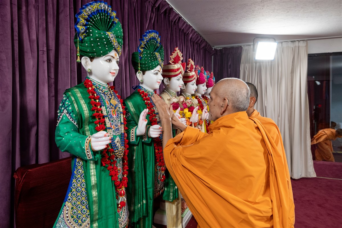 Swamishri performs the murti-pratishtha of the murtis for BAPS Shri Swaminarayan Mandir, Warrington, Pennsylvania