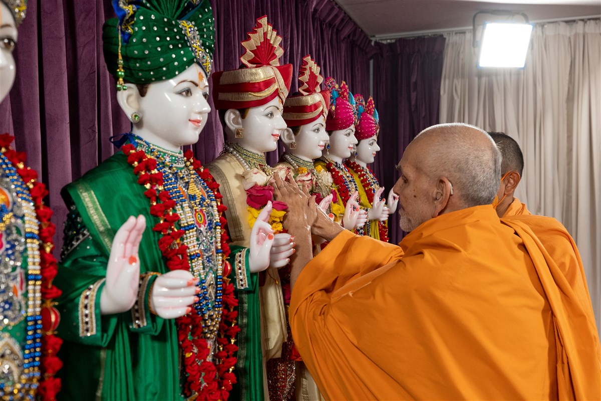 Swamishri performs the murti-pratishtha of the murtis for BAPS Shri Swaminarayan Mandir, Staunton, Virginia