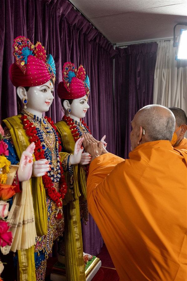 Swamishri performs the murti-pratishtha of the murtis for BAPS Shri Swaminarayan Mandir, Harrisburg, Pennsylvania