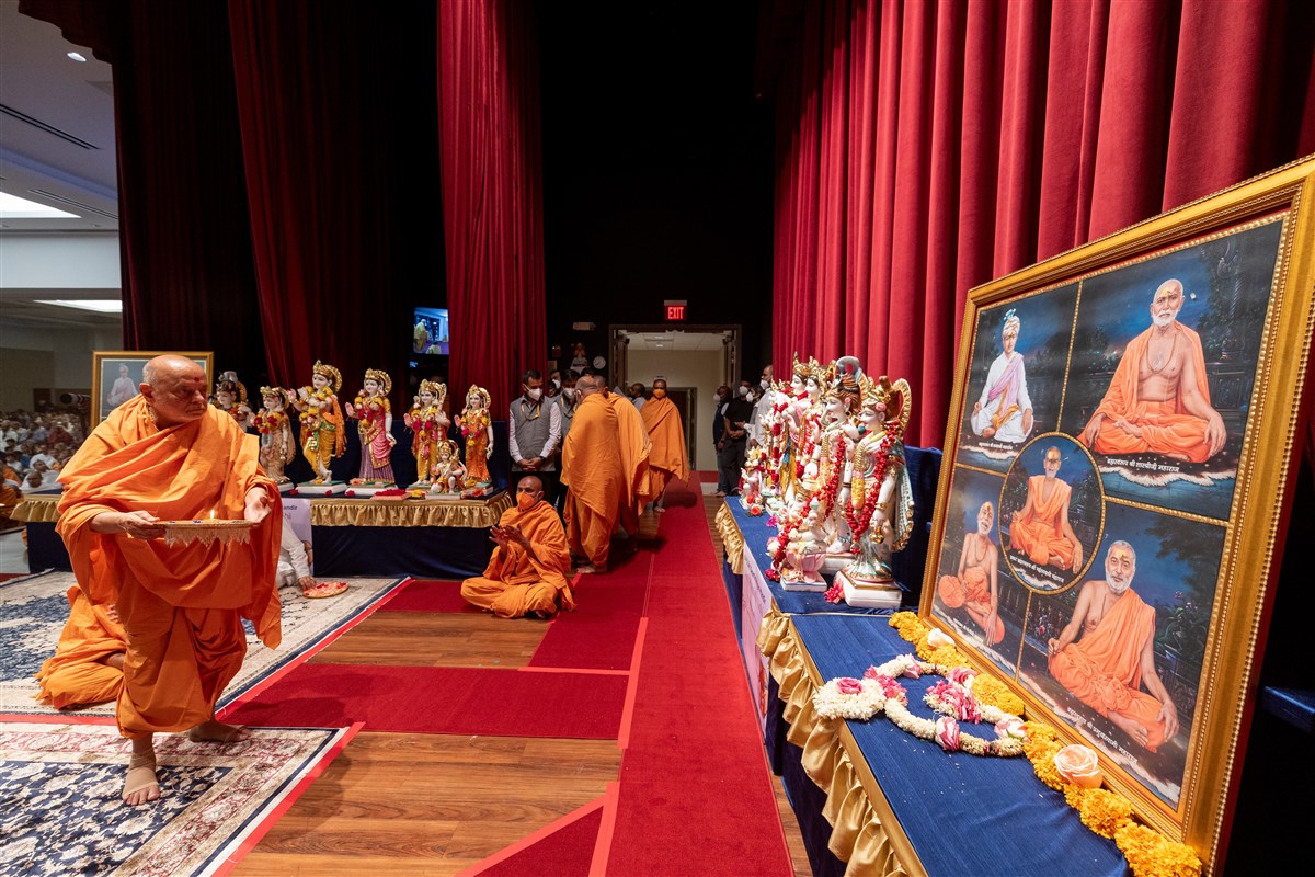 Sadguru Ishwarcharandas Swami performs the pratishtha arti